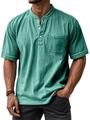 Detalle de camiseta Henley para hombre en verde lavado con tres botones y bolsillo frontal - S / Tops / Verde