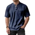 Dunkelblaues Herren-Henley-Shirt mit kurzen Ärmeln, Knopfleiste und Brusttasche - Dunkelblau