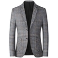 Chaqueta blazer de hombre gris a cuadros con diseño de dos botones sobre fondo blanco - S / gris oscuro