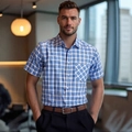 Kurzärmeliges Business-Freizeithemd für Herren mit Karomuster, Kragen und einer Brusttasche - S / Blau