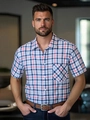Camicia classica da uomo a maniche corte a quadri blu e rossi con tasca sul petto - S / Quadri blu e rossi