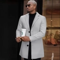 Manteau mi-long en laine gris clair pour homme avec coupe ajustée et revers classiques - XS / Gris clair