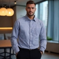 Camicia da uomo a maniche lunghe a quadretti blu e bianchi in un ufficio formale - S / Blu navy