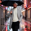 Manteau ajusté en laine grise pour homme avec col roulé sur fond urbain de nuit - XS / Gris clair
