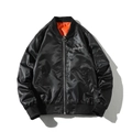 Detailansicht einer schwarzen Bomberjacke mit weißer Airdub Stickerei und einer Ärmeltasche - S / Gefüttert / Schwarz