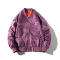 Detail der lila Satin-MA1-Bomberjacke mit Airclub-Stickerei und orangefarbenem Futter - S / Gefüttert / Lila