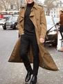Trench-coat kaki pour homme avec boutonnage croisé et épaulettes dans une rue de Londres - S / Hauts / Kaki