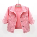 Dettaglio della giacca di jeans rosa con tasche sul petto bottonate e colletto a risvolto - S / Rosa