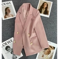 Detalle de chaqueta rosa cruzada mostrando botones dorados y textura de la tela - S / Rosa