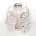 Giacca corta in denim bianco slim fit con maniche a metà e tasche sul petto - S / Bianco