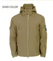 Detail van zandkleurig tactisch softshelljack met capuchonkraag en functionele ritszakken - S / Khaki