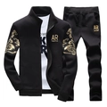 Herren Sportanzug Slim Fit mit goldenem Barockmuster auf Jacke und langer Hose - S (EU-Größe) / Schwarz