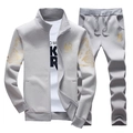 Herren Sportanzug in Grau, schmale Passform, Reißverschlussjacke mit Goldlogo und Jogginghose - S (EU-Größe) / Hellgrau