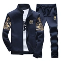 Herren Slim Fit Trainingsanzug in Navyblau mit goldenen Stickereien und Jacke - S (EU-Größe) / Dunkelblau