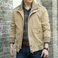 Chaqueta militar casual para hombre en color caqui con cuello alto y bolsillos cargo - M / Caqui