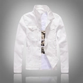 Vooraanzicht van wit slim fit spijkerjack met borstzakken en vintage grafisch t-shirt - M / Wit