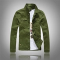 Detail van legergroen denim werkjack met borstzakken en gouden metalen logo - M / Groen