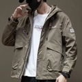 Détail d'une veste militaire avec grandes poches de poitrine et poignets à velcro - M / Marron