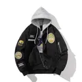 Schwarze MA1 Bomberjacke mit grauer Kapuze und aufwendigen militärischen Stickereien - S / Schwarz Modell mit Hut