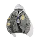 MA1 Bomberjacke in Graugrün mit abnehmbarer Kapuze und aufwendigen Stickerei-Abzeichen - S / Grün Baumwollmodell mit Hut