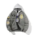 Armeegrüne MA1 Pilotenjacke mit Vintage-Stickereien und grauer Strickkapuze - S / Grün Modell mit Hut