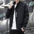 Minimalistische schwarze Herren-Windjacke mit weißem BERWETTON-Schriftzug und Kapuze - M / S033 Schwarz (Stehkragen-Beschriftung)