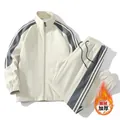 Herren Freizeit-Trainingsanzug mit Fleece-Futter, Reißverschlussjacke und Streifenhose - M / Cremeweiß Fleece-Gefüttert