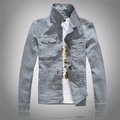 Dettaglio di una giacca di jeans grigia da uomo con tasche classiche e bottoni in metallo - M / Grigio