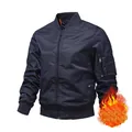 Giacca bomber MA1 blu navy imbottita con fodera arancione e tasca classica sulla manica - S / Imbottito / Blu scuro