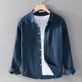 Camisa de lino azul oscuro para hombre de manga larga con botones blancos en percha - M / Azul oscuro