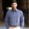Blauw en wit geruit casual herenhemd met lange mouwen en een borstzakje - S / Marineblauw