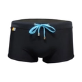 Schwarze Herren-Badehose mit hellblauem Kordelzug und einem kleinen Regenbogen-Etikett-Detail - M / Schwarz
