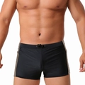 Detailansicht der schmalen Herren-Badehose mit grauem Patchwork und Kordelzug - M / Schwarz