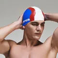 Dettaglio della cuffia da nuoto tricolore in silicone con logo SUPER bianco su modello maschile - Blu Bianco Rosso Giuntato (SUPER)
