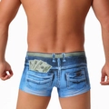 Detalle del bañador para hombre con estampado denim y diseño de billete de dólar detrás - M / Azul Denim