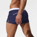 Détail du maillot de bain bleu marine pour hommes avec une poche zippée à l'arrière - M / Bleu Marine