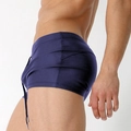Detailansicht der dunkelblauen Herren-Badehose mit Kordelzug und feiner Seitennahtverarbeitung - M / Dunkelblau