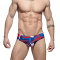 Sexy heren zwemslip met lage taille en dynamische rood-blauw-witte camouflageprint - M / Camo Rood