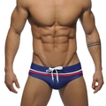 Gros plan détaillé du slip de bain bleu marine pour homme avec taille rayée rouge et blanc - M / Bleu foncé