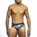Herren Camouflage Badehose mit schwarz-grauem Muster und breitem elastischem Bund am Model - M / Grau