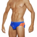 Dettaglio dello slip da nuoto blu e arancione con cordoncino regolabile indossato dal modello - M / Blu Reale E Arancione