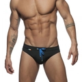 Schwarze Herren-Badehose mit blauem Kordelzug und Regenbogen-Etikett am Model gezeigt - M / Schwarz