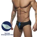 Maillot de bain homme noir avec étiquette arc-en-ciel, cordon bleu et rembourrage amovible - M / Avec Bonnet / Noir