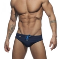 Nahaufnahme der dunkelblauen Herren-Badehose mit blauem Kordelzug und Regenbogen-Akzent - M / Dunkelblau