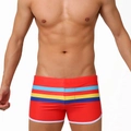Pantaloncini da nuoto rossi da uomo con strisce colorate, bordo bianco e design sportivo - M / Boxer a Strisce Rosso