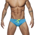 Badehose für Herren in Blau mit neongelbem Kordelzug und Regenbogenstreifen-Detail - M / Himmelblau