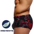 Pantaloncini da nuoto neri da uomo con stampa astratta rossa e imbottitura a tazza - M / Nero Rosso Fantasma