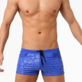 Herren Badehose in Blau mit tropischem Hibiskusdruck und schwarzem Kordelzug am Bund - M / Blaue Hibiskus-Haarklammer