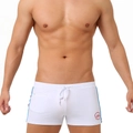 Détail du short de bain blanc avec rayures latérales bleu rouge et poche zippée sécurisée - M / Blanc