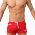 Détail du maillot de bain rouge avec poche zippée, cordon de serrage et rayures - M / Rouge